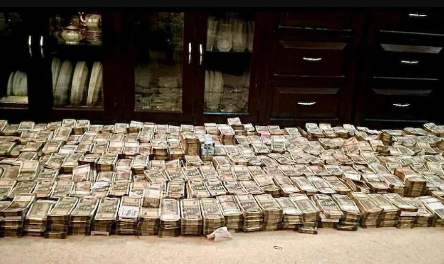 Đột kích tư gia sĩ quan cảnh sát, tịch thu hơn 1 cân vàng thỏi và 15 tỷ đồng tiền mặt chất đống, tài sản vượt xa thu nhập hợp pháp - ảnh 1