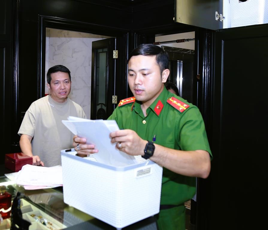 Khám xét nơi ở của chồng Đoàn Di Băng - ảnh 3