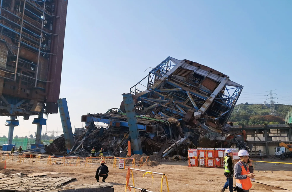 Công trình cao 60m đổ sập khiến nhiều công nhân bị vùi lấp: Hơn 300 nhân viên cứu hộ chạy đua thời gian, 12 lần tìm kiếm nạn nhân trong đống đổ nát - ảnh 2