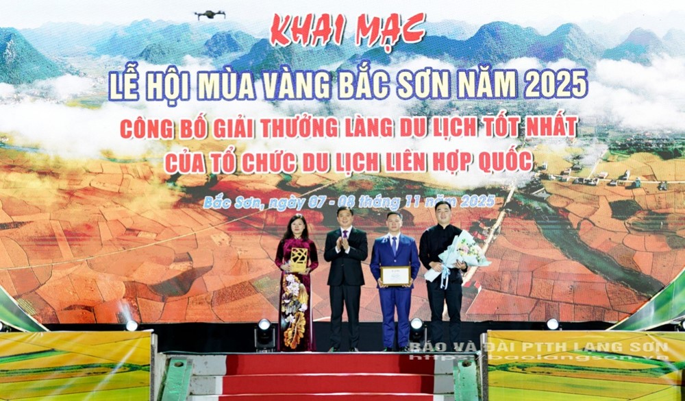 Ngôi làng có 450 ‘báu vật’ cổ của người Tày chính thức được vinh danh 'Làng tốt nhất thế giới 2025' - ảnh 1