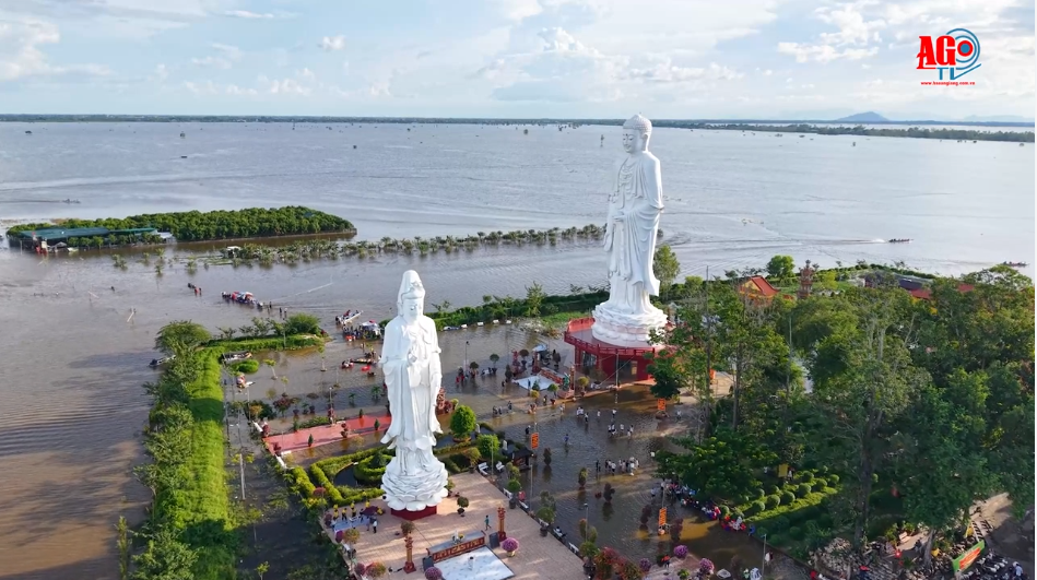 Ngôi chùa Việt bất ngờ nổi lên giữa 'biển nước', hàng ngàn du khách xếp hàng, trải nghiệm hiện tượng có 1-0-2 - ảnh 3