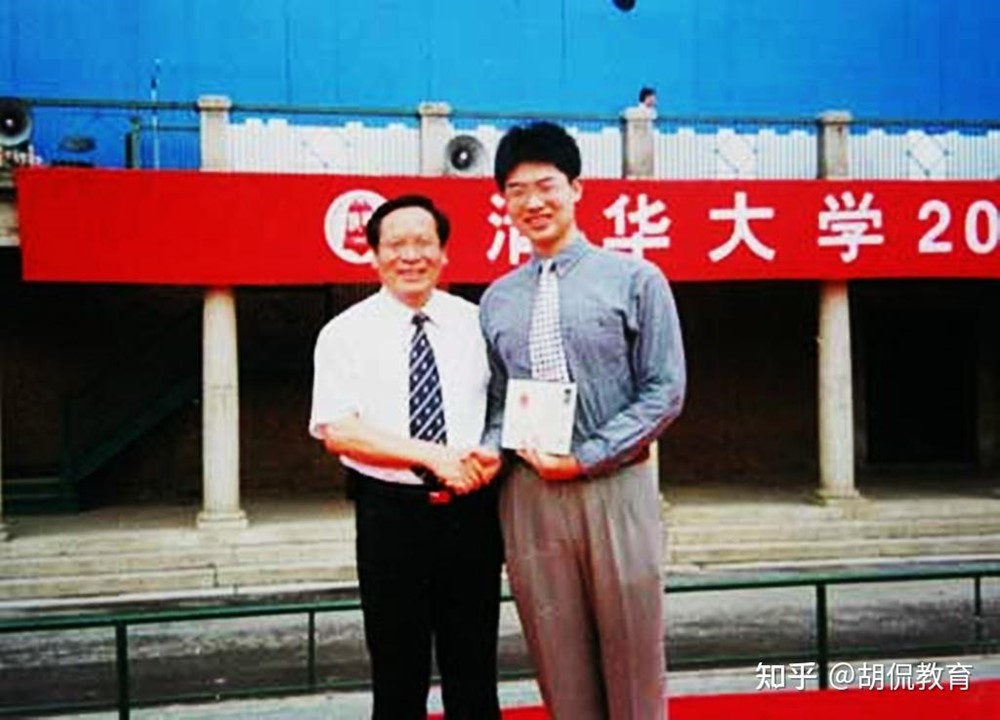 Thần đồng tốt nghiệp trường 'Harvard châu Á' bị đuổi khỏi Viện Hàn lâm Khoa học quốc gia, phải đi làm bốc vác ở công trường - ảnh 1