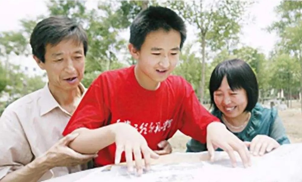 Thần đồng 10 tuổi đỗ đại học, 16 tuổi học Tiến sĩ nay thất nghiệp, sống nhờ tiền chu cấp của bố mẹ, mỗi ngày chỉ ăn rau và canh - ảnh 4