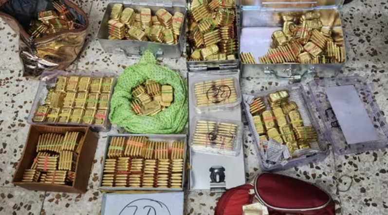 Tịch thu 4 tỷ đồng tiền mặt chất thành đống, gần 90 cân vàng thỏi tại căn hộ của hai cha con M. - ảnh 1