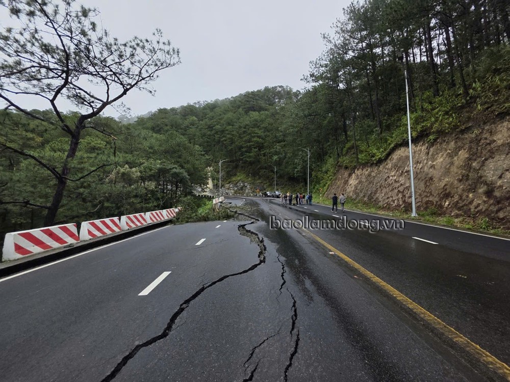 Cửa ngõ dẫn vào 'tiểu Paris' của Việt Nam sạt lở bất thường, cấm lưu thông hai chiều - ảnh 2