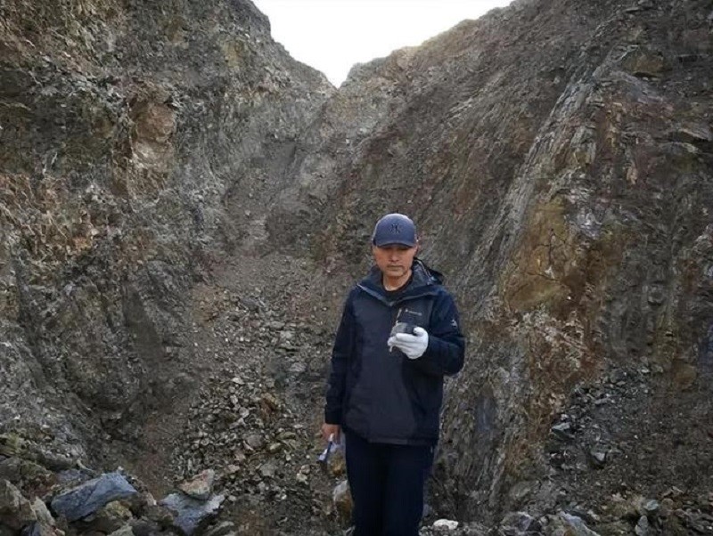 Người đàn ông phát hiện mỏ 'vàng đen' 330 triệu tấn, trị giá hơn 371.000 tỷ, gây chấn động cả thế giới  - ảnh 1