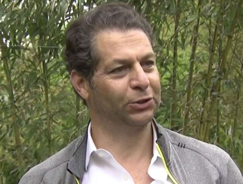 Phát hiện hàng chục nhẫn vàng, trang sức kim cương và 430 triệu tiền mặt trong vườn nhà một người đàn ông - ảnh 3