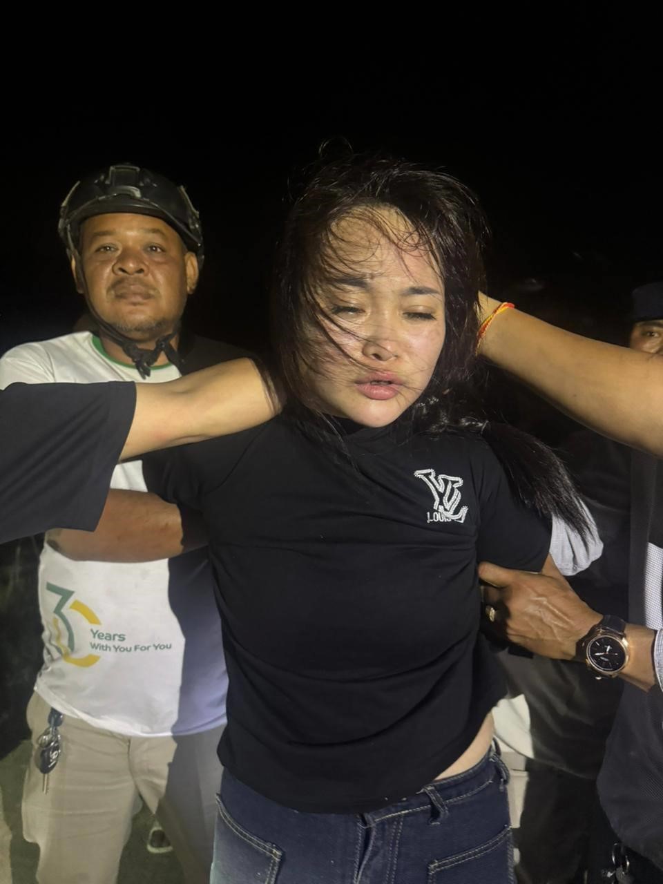 Vụ tù nhân nổ súng vào cảnh sát, trốn thoát ngay trước cửa tòa án Campuchia: Người phụ nữ bị đồn là ‘Chị đại’ người Việt nói gì? - ảnh 3