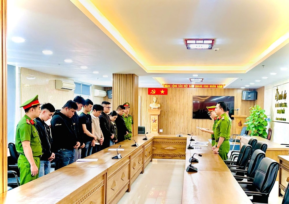 Phong tỏa 1.000 tài khoản, bắt 33 người, thu giữ 100 tỷ, kê biên 2 thửa đất trong đường dây lừa đảo 67.000 tỷ  - ảnh 1