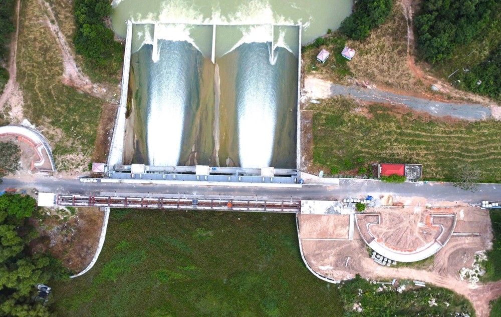 Huy động gần 2.900 tỷ, 36.000 lao động, 15 triệu ngày công, đắp 11,6 triệu m3 đất để xây hồ nước nhân tạo lớn nhất Đông Nam Á - ảnh 1