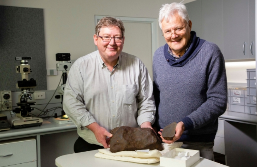 Người dân phát hiện tảng đá đỏ kỳ lạ ở công viên, chuyên gia ngỡ ngàng vì 'quý hơn vàng' - ảnh 2