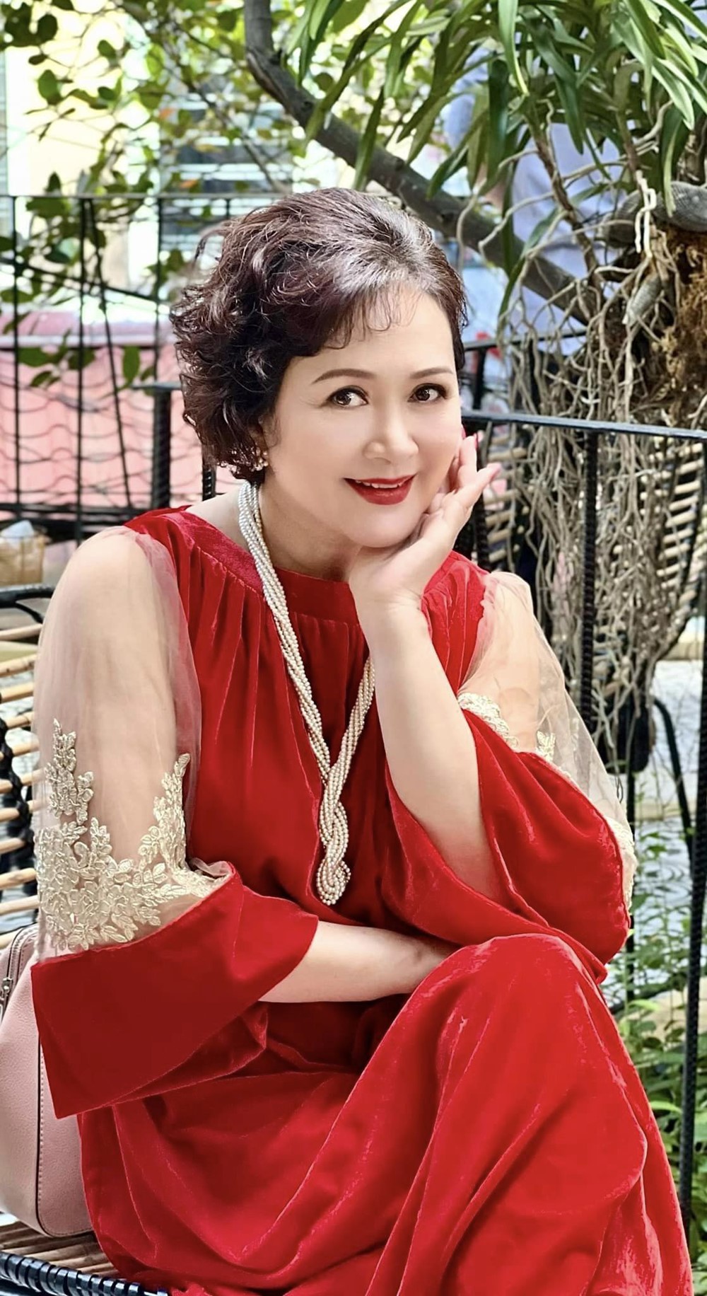 'Bà cố vấn' duy nhất Việt Nam là 'Nữ hoàng ảnh lịch', từng giữ chức Phó Giám đốc, 47 tuổi được phong tặng danh hiệu cao quý - ảnh 2