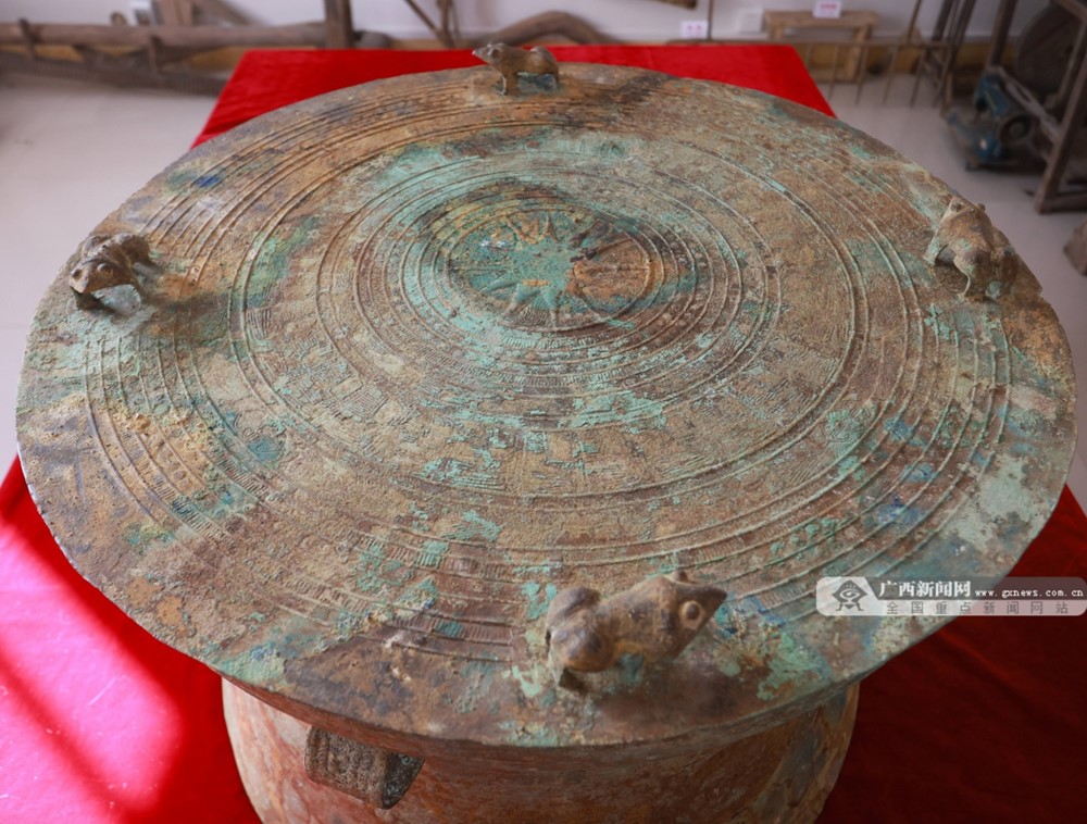 Đang đào giun câu cá, lão nông phát hiện kho báu nặng 30kg bên dưới bụi tre, bảo tàng huyện lập tức xuống làm việc - ảnh 5