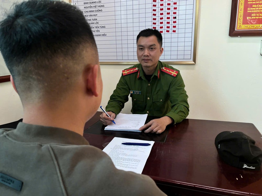 Anh T. sinh năm 2007 tham gia nhóm Telegram rồi mở tài khoản tiết kiệm lãi suất cao, Công an lập tức mời lên trụ sở - ảnh 1