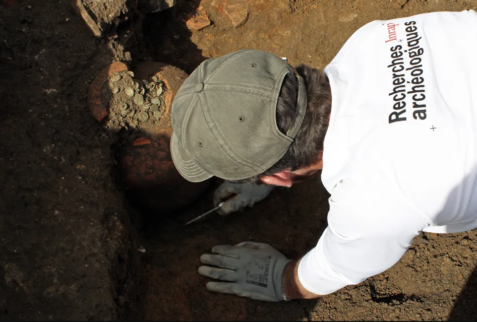 Phong tỏa khẩn cấp ngôi làng phía Đông Bắc, phát hiện kho báu 40.000 đồng tiền cổ dưới phòng khách của một ngôi nhà - ảnh 3