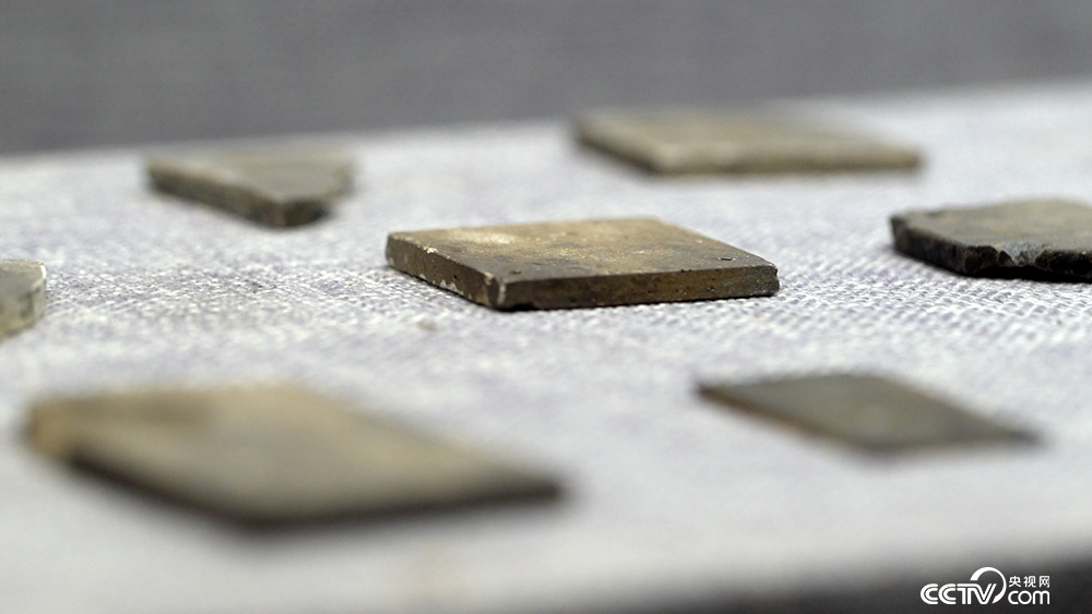 Phong tỏa khẩn cấp, thu giữ kho báu trị giá hơn 8.900 tỷ đồng bên dưới móng của một căn biệt thự do thợ xây phát hiện - ảnh 2