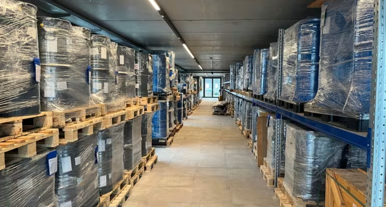 Vận chuyển 300 tấn 'kho báu' cất vào hầm dưới lòng đất, cửa nặng 4 tấn, bịt kín không cửa sổ - ảnh 1