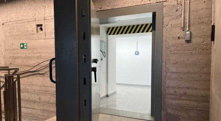 Vận chuyển 300 tấn 'kho báu' cất vào hầm dưới lòng đất, cửa nặng 4 tấn, bịt kín không cửa sổ - ảnh 3