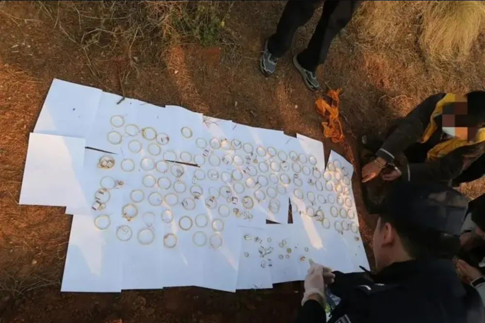 Phong tỏa khẩn cấp một khu mộ tổ, tịch thu hơn 1,3kg vàng cùng tiền mặt của người đàn ông - ảnh 2