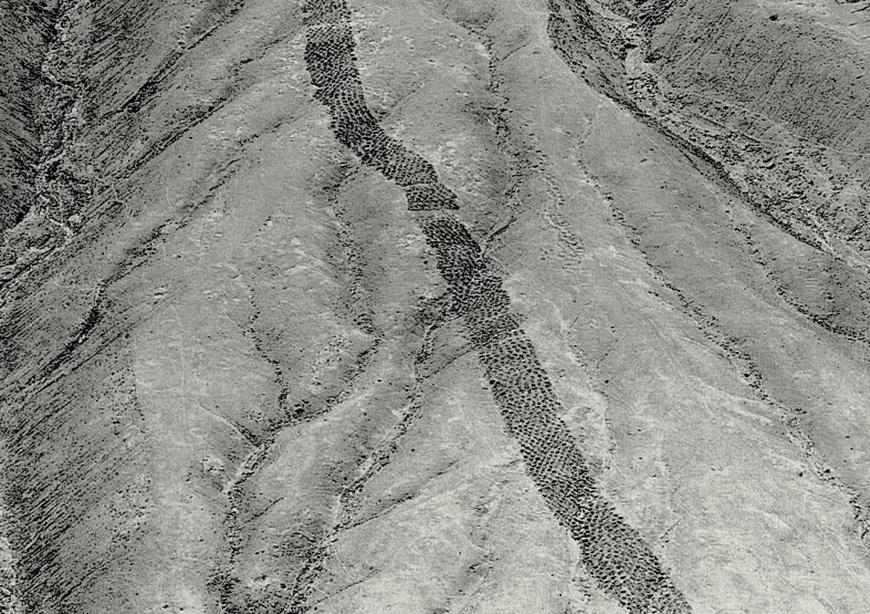 Huy động nhân công khắc hơn 5.000 hố tròn rộng 1-2m dọc theo sườn núi, chuyên gia lập tức vào cuộc  - ảnh 2