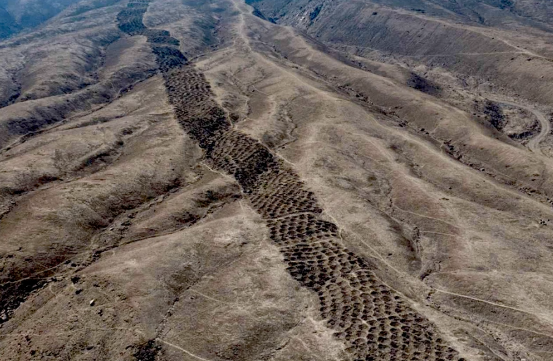 Huy động nhân công khắc hơn 5.000 hố tròn rộng 1-2m dọc theo sườn núi, chuyên gia lập tức vào cuộc  - ảnh 1