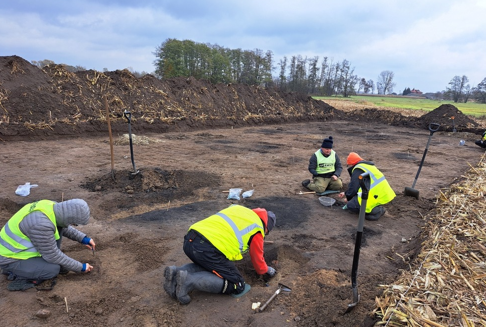 Phong tỏa khẩn cấp khu đất xây sân bay mới, phát hiện 'kho báu' 7.000 năm tuổi - ảnh 3