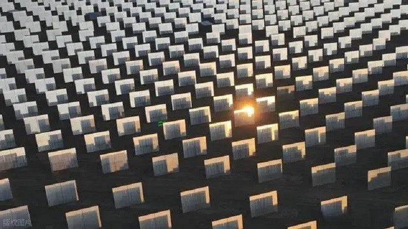 Huy động nguồn lực khổng lồ, tiêu tốn 15.000 tỷ, lắp đặt hơn 25.500 tấm gương xây 'tháp vàng' đồ sộ giữa lòng sa mạc lớn nhất châu Á - ảnh 3