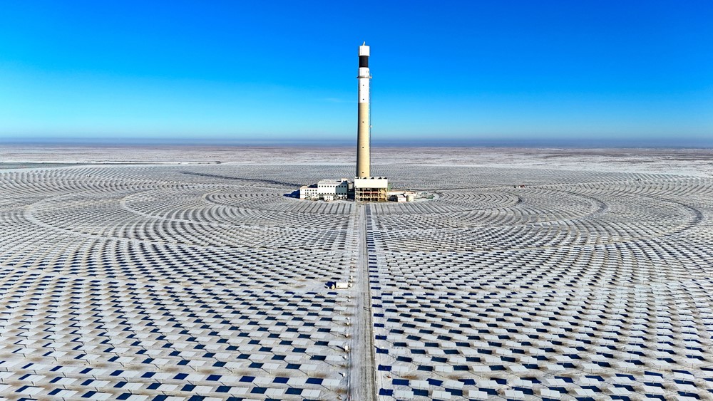 Huy động nguồn lực khổng lồ, tiêu tốn 15.000 tỷ, lắp đặt hơn 25.500 tấm gương xây 'tháp vàng' đồ sộ giữa lòng sa mạc lớn nhất châu Á - ảnh 1