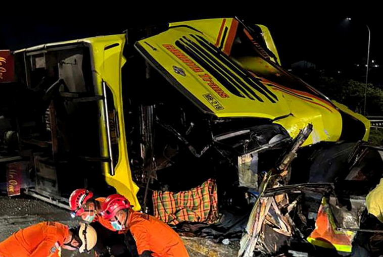 Xe buýt mất lái trên đường cao tốc khiến 16 người thiệt mạng: Xe không đủ điều kiện vẫn liều mạng lưu thông - ảnh 2