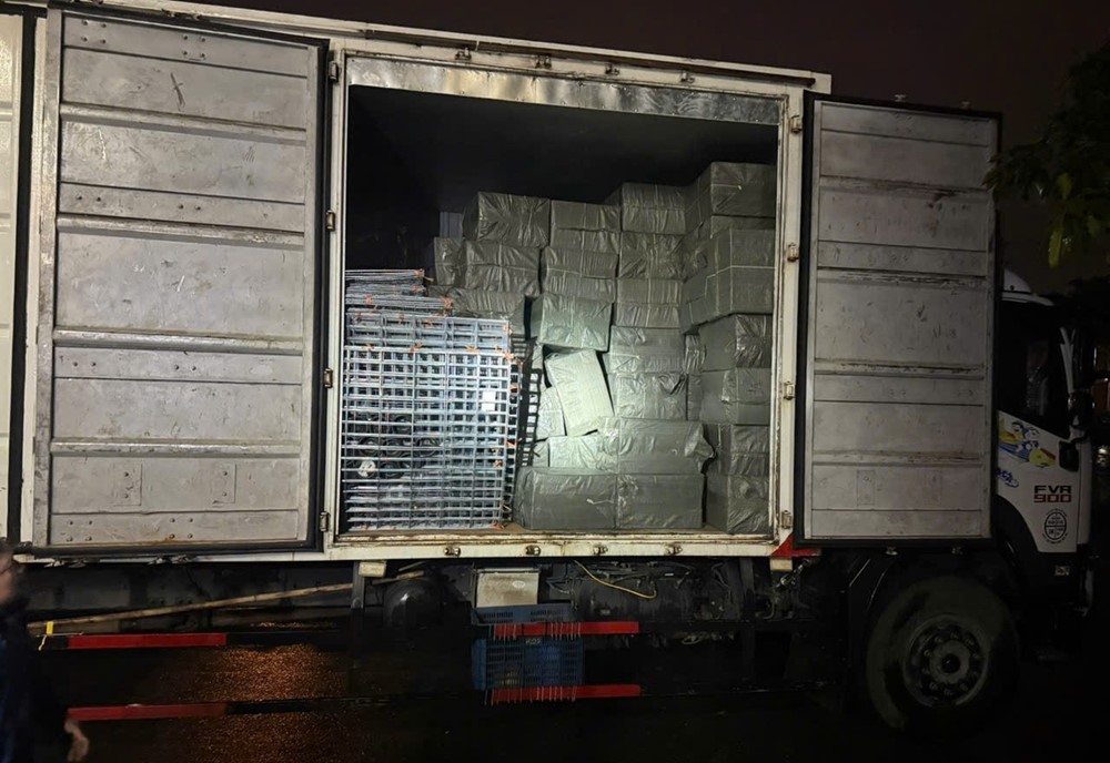 Kiểm tra xe tải đỗ ven đường, tịch thu 69.500 bao thuốc trị giá 2 tỷ đồng - ảnh 1