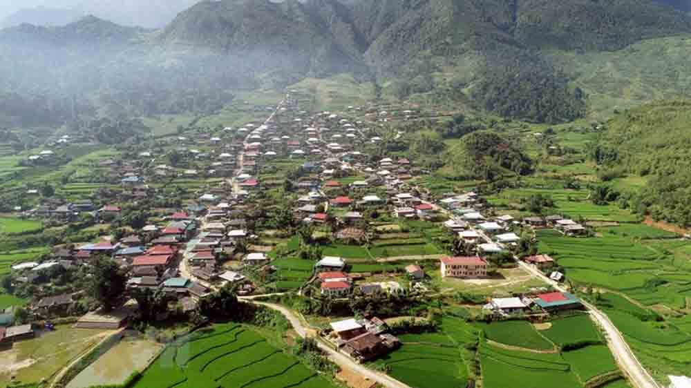 Ngôi làng được ví như miền quê cổ tích, cách Hà Nội 300km, nơi có 100 ngôi nhà lợp bằng gỗ độc đáo nhất Việt Nam - ảnh 1