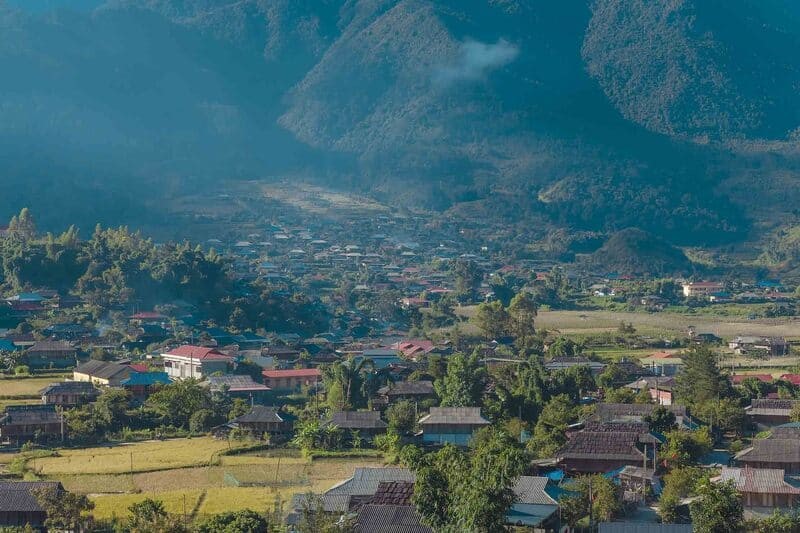 Ngôi làng được ví như miền quê cổ tích, cách Hà Nội 300km, nơi có 100 ngôi nhà lợp bằng gỗ độc đáo nhất Việt Nam - ảnh 3