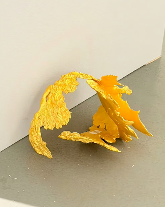 Mẹ mải chụp ảnh, con làm hỏng vương miện vàng 7 tỷ đồng ở triển lãm - ảnh 3