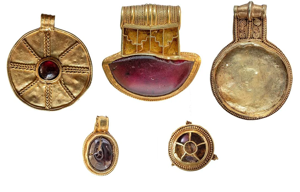 Người dân phát hiện 'kho báu' toàn vàng, đá quý trên sườn đồi gần làng sinh sống  - ảnh 1