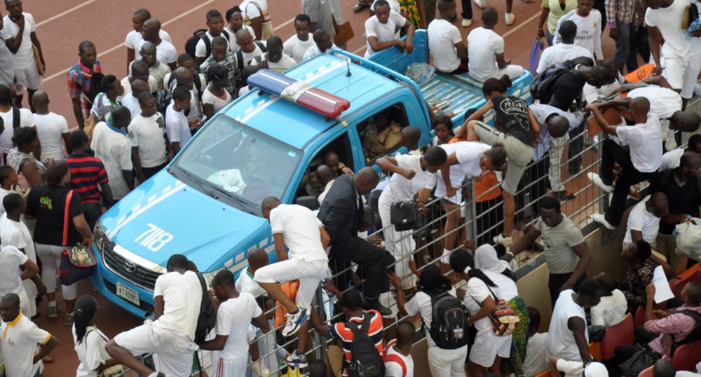 Hơn 500.000 ứng viên chen lấn nộp hồ sơ, cạnh tranh chưa đến 5.000 suất việc làm nhà nước - ảnh 1