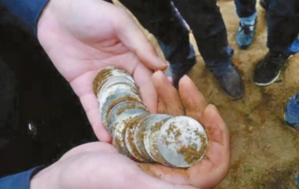 Nữ quân nhân 18 tuổi đào trúng 60.000 đồng bạc cổ khi đang sửa ống nước, chính quyền nghe tin lập tức cử người xuống thu hồi xuyên đêm - ảnh 4