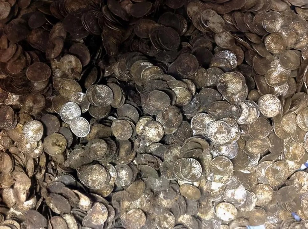 Nữ quân nhân 18 tuổi đào trúng 60.000 đồng bạc cổ khi đang sửa ống nước, chính quyền nghe tin lập tức cử người xuống thu hồi xuyên đêm - ảnh 2