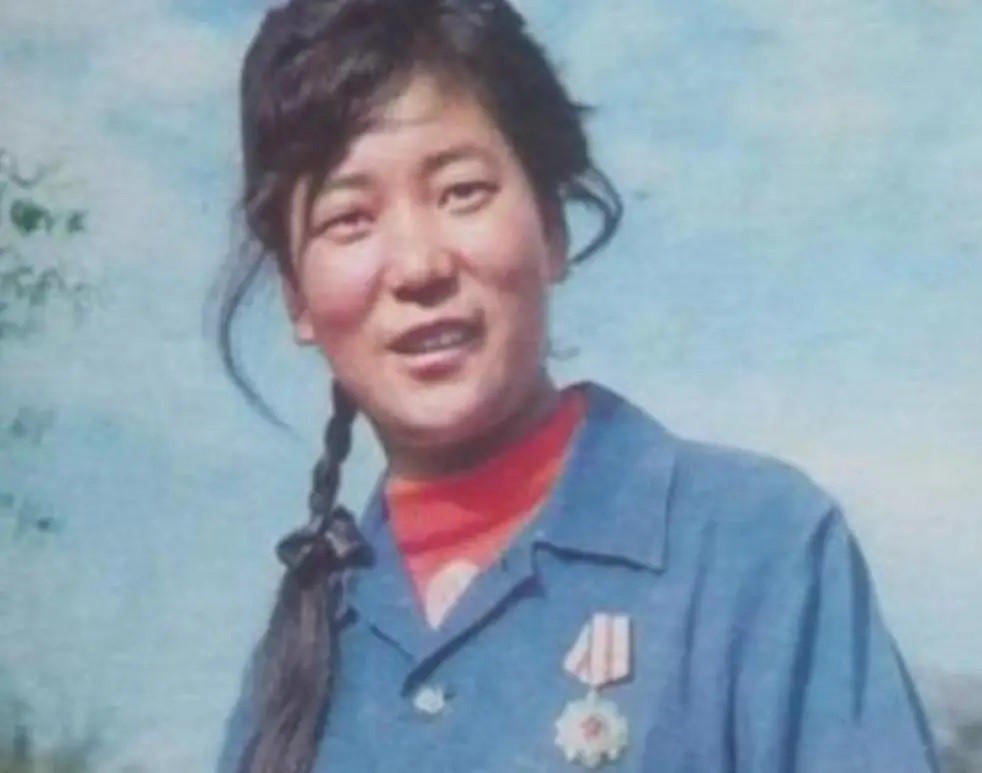 Nữ quân nhân 18 tuổi đào trúng 60.000 đồng bạc cổ khi đang sửa ống nước, chính quyền nghe tin lập tức cử người xuống thu hồi xuyên đêm - ảnh 1