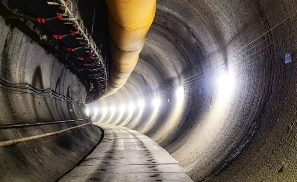 Khoan 100 giếng thăm dò, hạ cỗ máy có thể xuyên thủng đất đá xuống hơn 500m: Trung Quốc đang làm 'dự án ngầm' khiến thế giới chấn động - ảnh 1