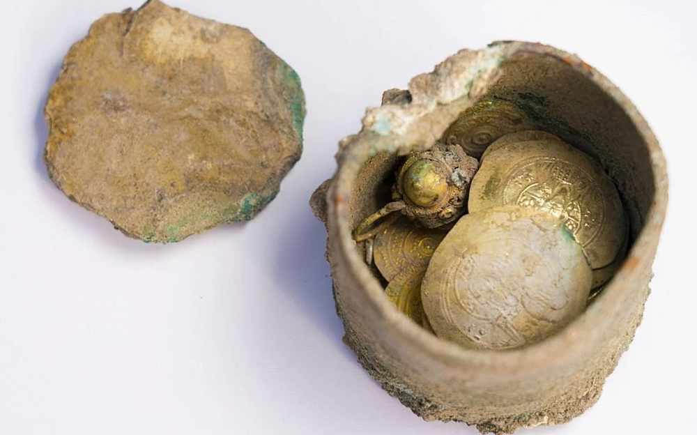 Phong tỏa khẩn cấp hố chứa nước ngầm, phát hiện bình đồng chứa 'kho báu' 24 đồng vàng giấu giữa phiến đá - ảnh 1