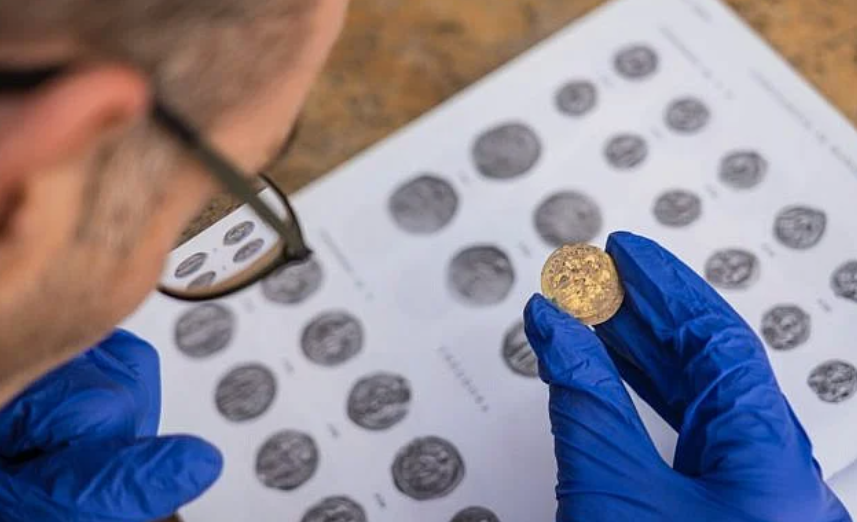 Phong tỏa khẩn cấp hố chứa nước ngầm, phát hiện bình đồng chứa 'kho báu' 24 đồng vàng giấu giữa phiến đá - ảnh 2