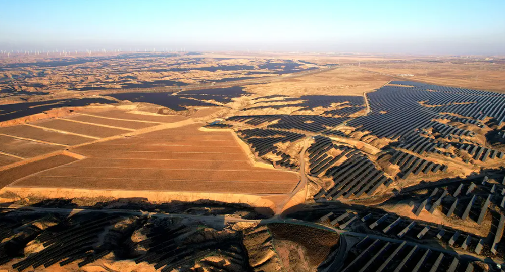 Huy động nhân công, láng giềng Việt Nam xây dựng 'siêu pin không khí' lớn nhất thế giới giữa sa mạc, đủ cung cấp điện cho 30.000 hộ gia đình - ảnh 1