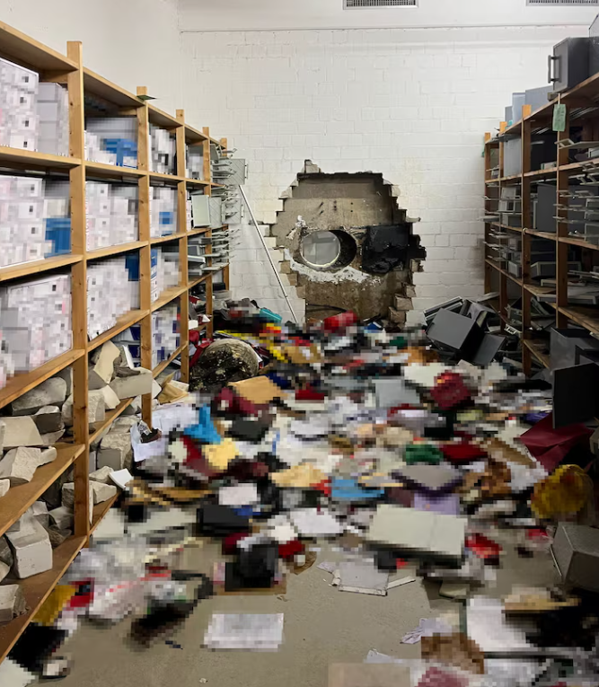 Khoan thủng tường bê tông, nhóm đàn ông đột nhập két sắt cướp trắng 300 tỷ đồng ở ngân hàng: Các nạn nhân phẫn nộ vây kín trụ sở - ảnh 1