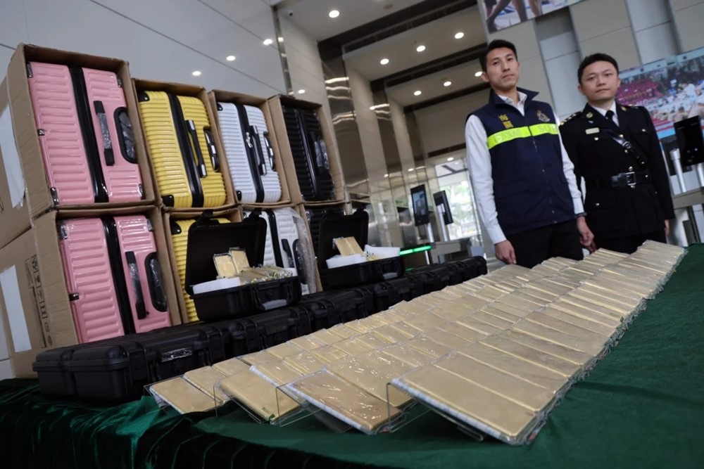 Thu giữ 14 vali chứa 145kg vàng thỏi ngay tại sân bay - ảnh 2