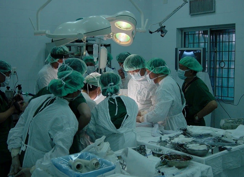 Gia đình hiếm hoi của Việt Nam có 3 cha con cùng nhận Giải thưởng Hồ Chí Minh: 2 người là 'tướng' ghép tạng kiệt xuất, con dâu, cháu nội đều là bác sĩ lừng danh - ảnh 5