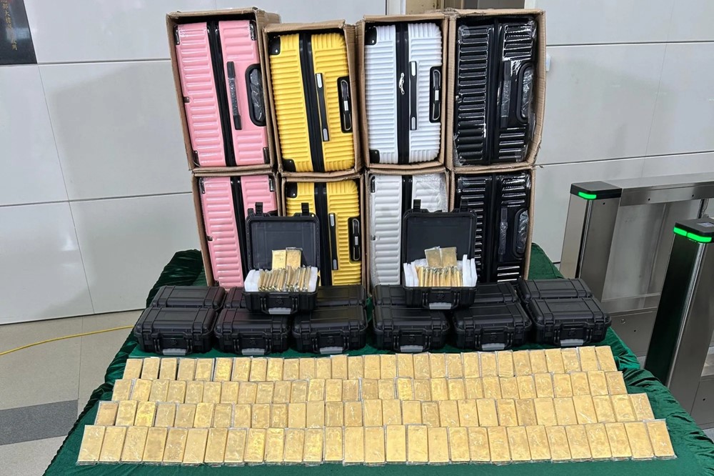 Thu giữ 14 vali chứa 145kg vàng thỏi ngay tại sân bay - ảnh 1