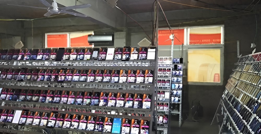 Phong tỏa khẩn cấp, tịch thu 26.000 điện thoại di động, 33,8 tỷ tiền mặt tại một căn nhà - ảnh 1