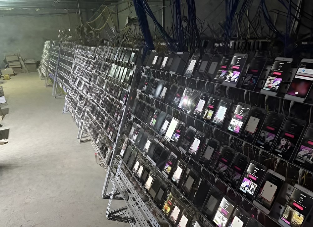 Phong tỏa khẩn cấp, tịch thu 26.000 điện thoại di động, 33,8 tỷ tiền mặt tại một căn nhà - ảnh 2