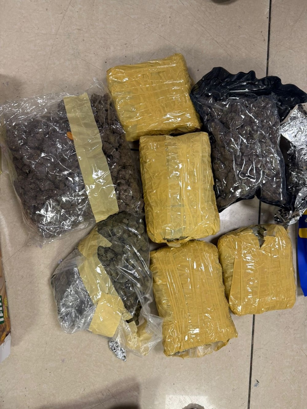 Thu giữ 2,27kg vàng trị giá hơn 8,4 tỷ đồng ngay tại sân bay  - ảnh 1