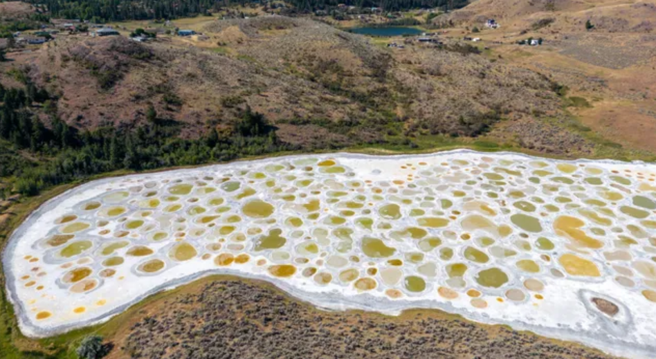 Phát hiện hồ nước dài 700m 'mọc đốm' nhiều màu sắc, có mùi nồng bất thường - ảnh 1